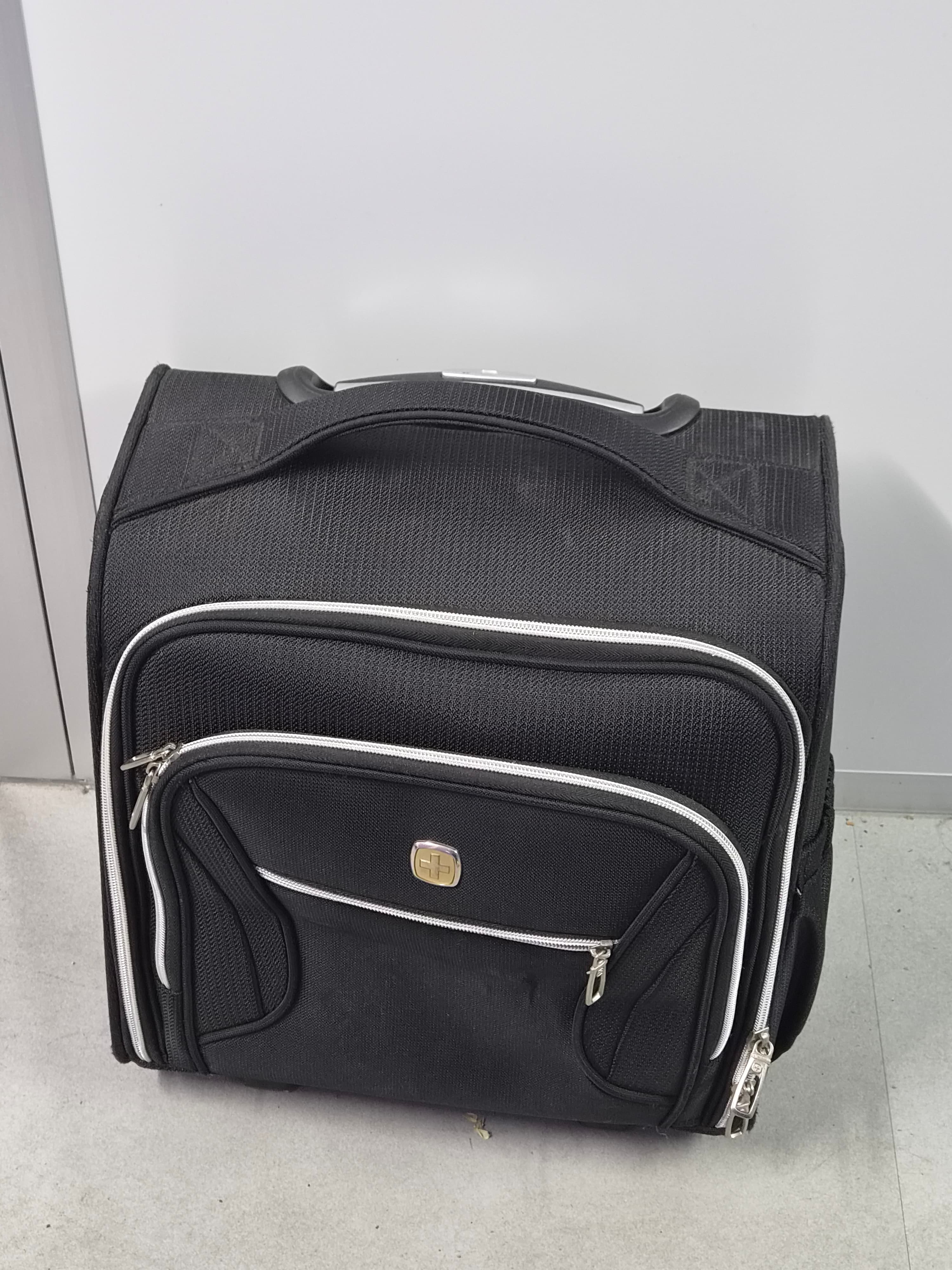 Suitcase μ¬μ§ 1